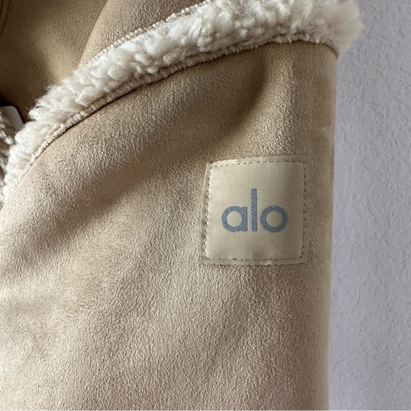 NWT ALO YOGA Faux Shearling Snowfall Cropped
Jacket - Woodland Tan SZ S - Picture 4 of 11